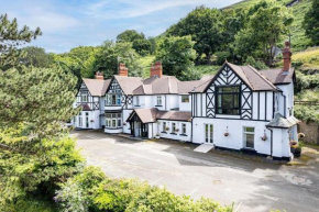 Delightful holiday home with sea views and Hot Tub